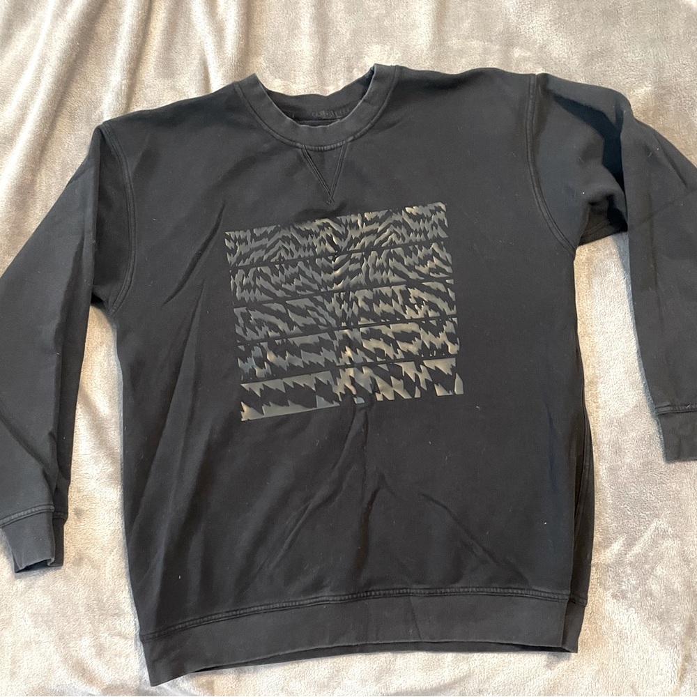 Lululemon women’s Perfectly Oversized Crew. Black on black graphics